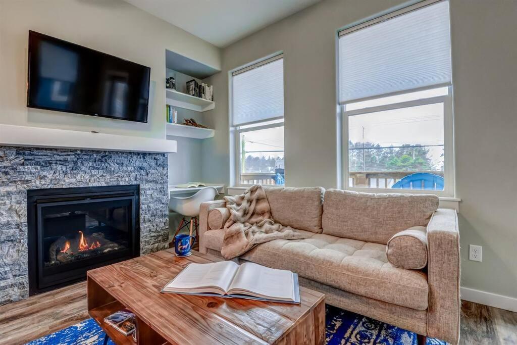 New Tri-Level Home With Ocean View And 3 En-Suite Bedrooms! Depoe Bay Exterior photo