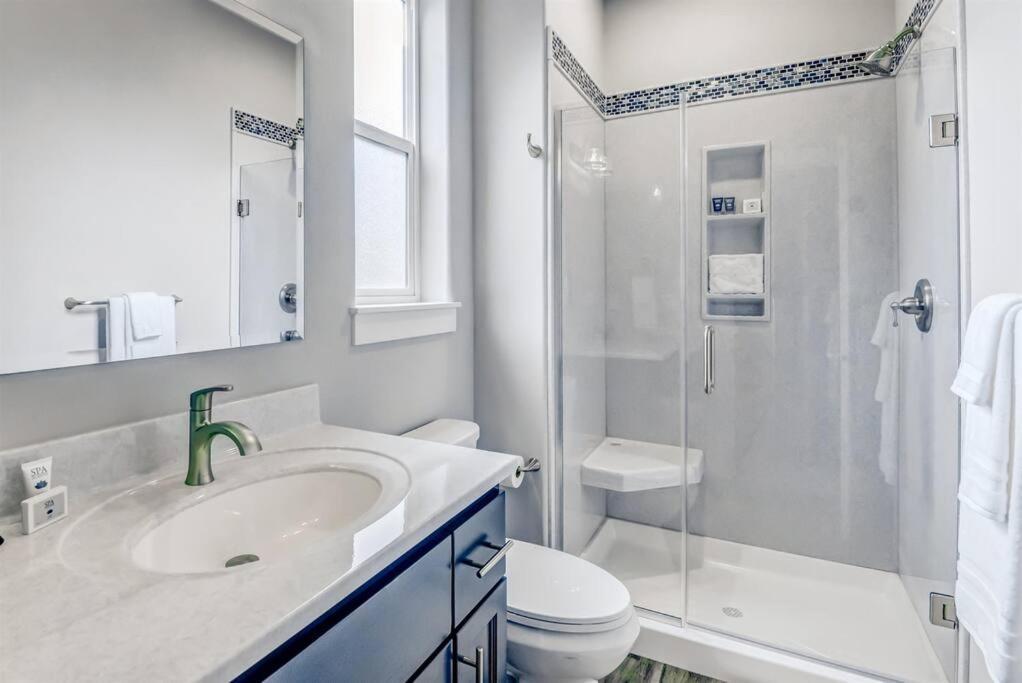 New Tri-Level Home With Ocean View And 3 En-Suite Bedrooms! Depoe Bay Exterior photo