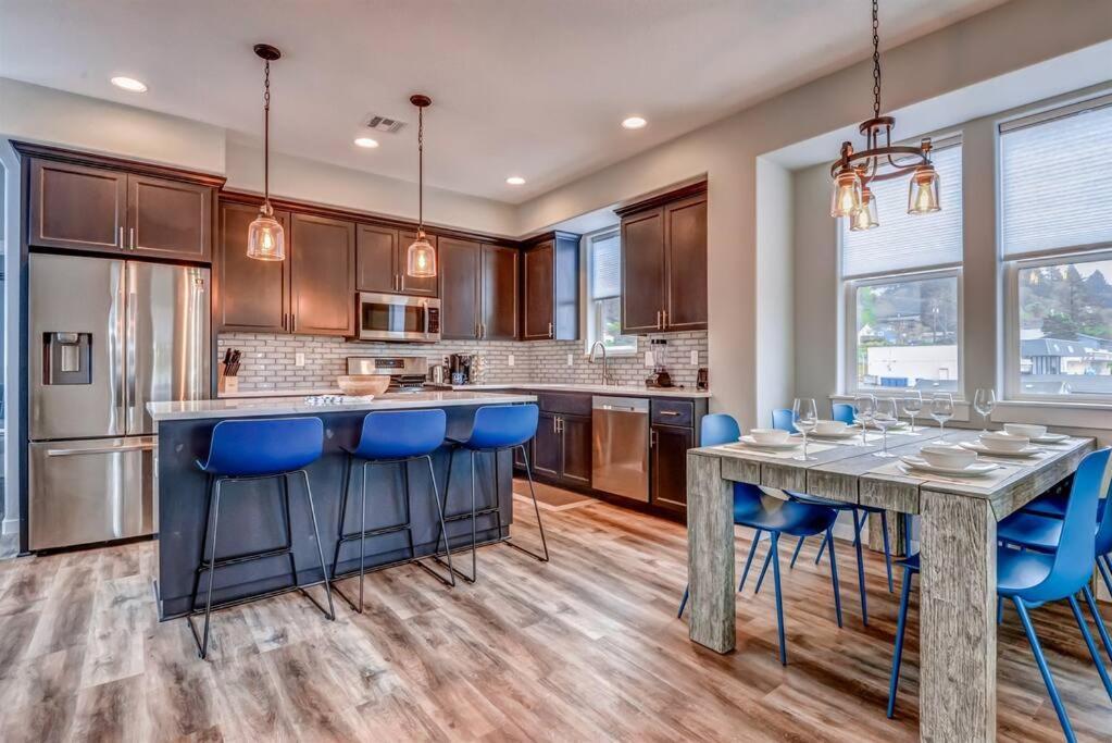 New Tri-Level Home With Ocean View And 3 En-Suite Bedrooms! Depoe Bay Exterior photo