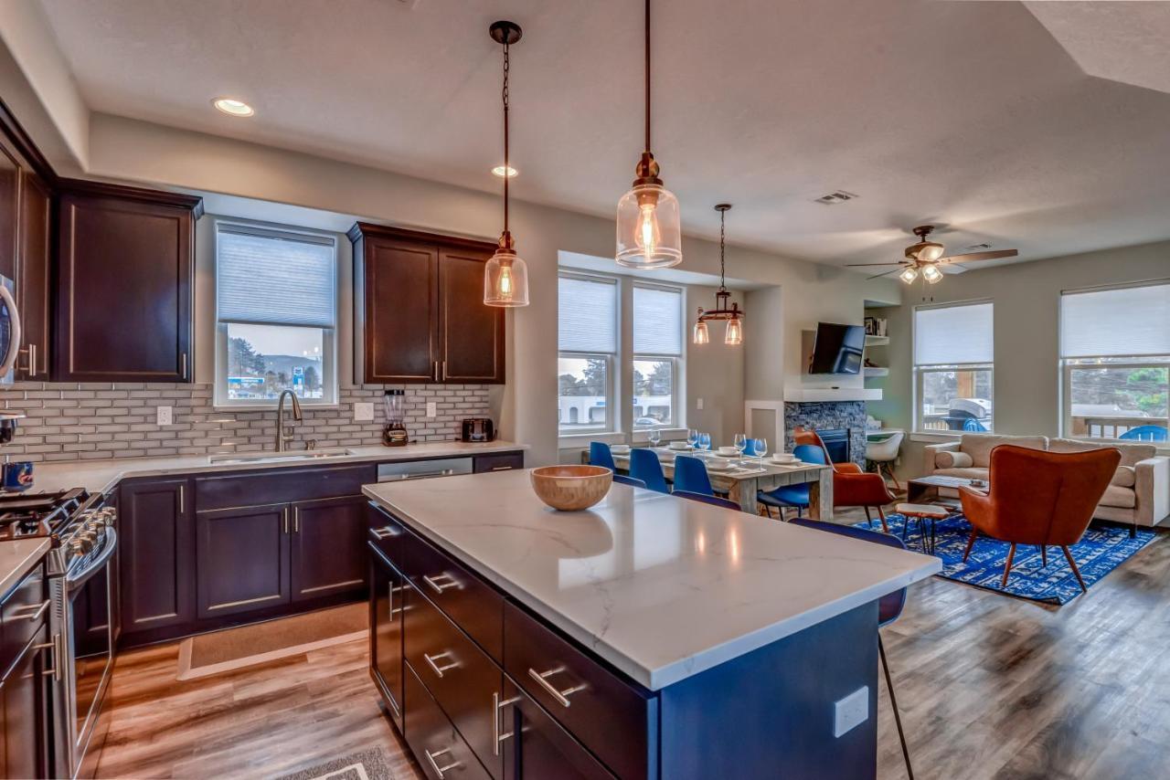 New Tri-Level Home With Ocean View And 3 En-Suite Bedrooms! Depoe Bay Exterior photo